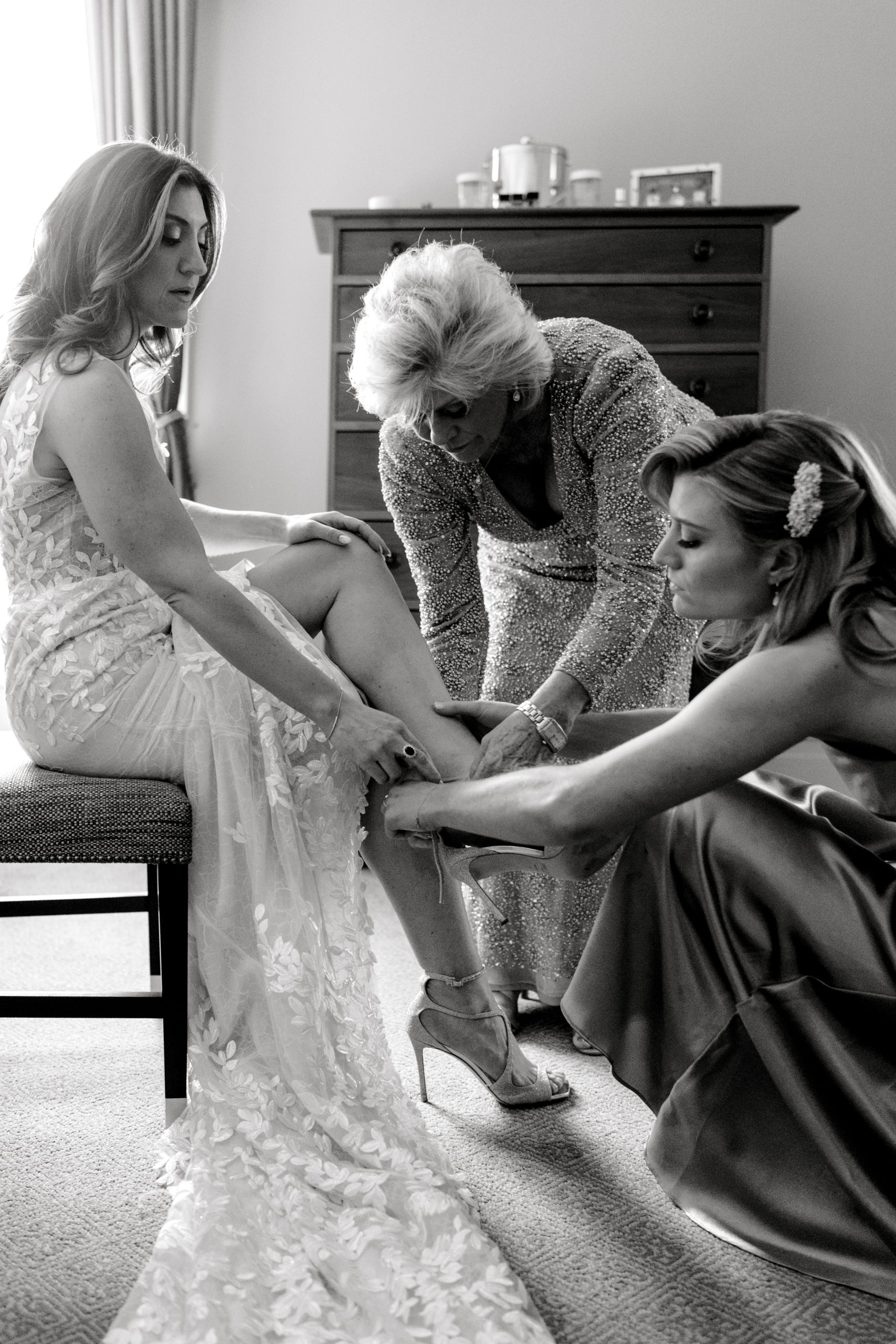 bride gets ready at the Union League Philadelphia